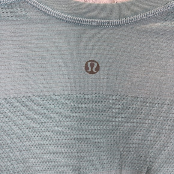 Lululemon Lightweight Short Sleeve V-Neck T-Shirt Mens Size M Turquoise Stripe - Picture 6 of 8